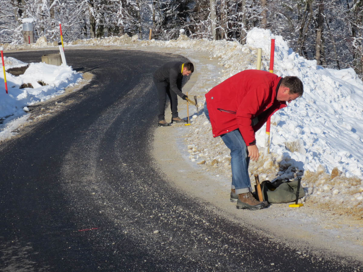 Geodetsko delo na terenu ob cesti