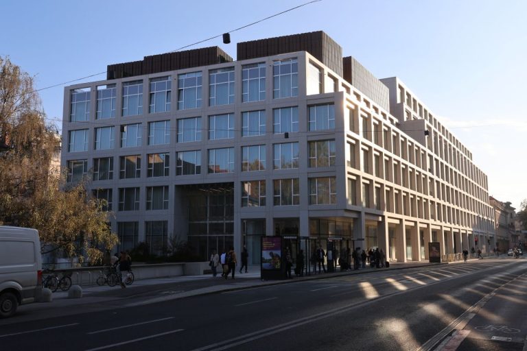 Stavba ŠUMI na Kongresnem trgu v Ljubljani