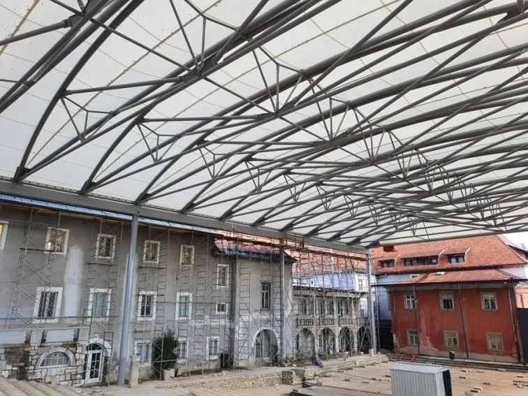 Strešna konstrukcija nad gledališčem Križanke
